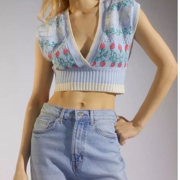 Urban Outfitters Sweater Vest Cropped Strawberry Butterfly Print Womens XS - Picture 1 of 9
